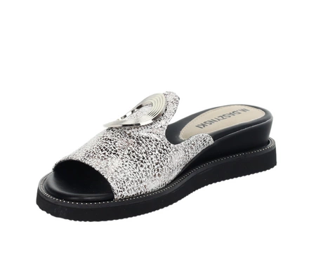 Srebrne eleganckie klapki damskie na niskiej koturnie Daszyński