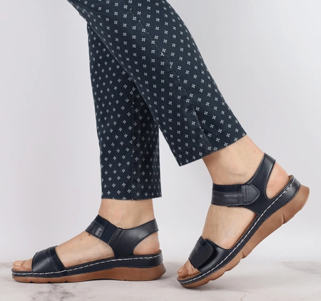 Eleganckie i komfortowe sandały granatowe na rzepy Jezzi