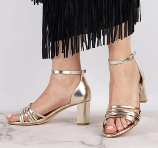 Złote sandały na słupku z zakrytą piętą Jezzi