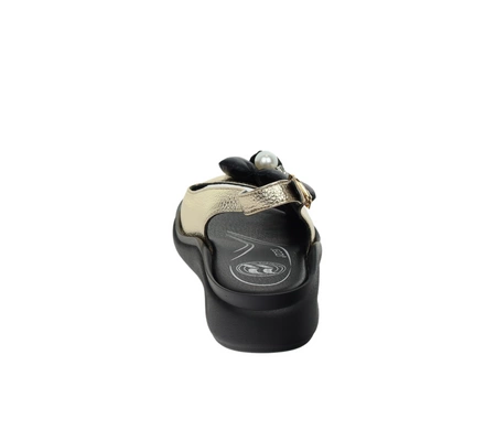 Złote eleganckie sandały płaskie z kwiatkiem i perłami Jezzi