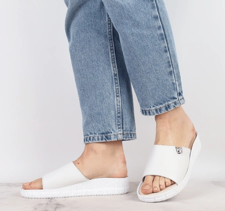 Białe komfortowe klapki damskie ze skóry naturalnej Helios