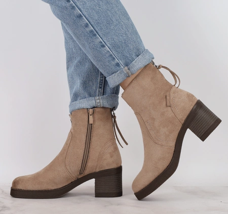 Zamszowe botki beżowe na zimę na wygodnym obcasie Daszyński