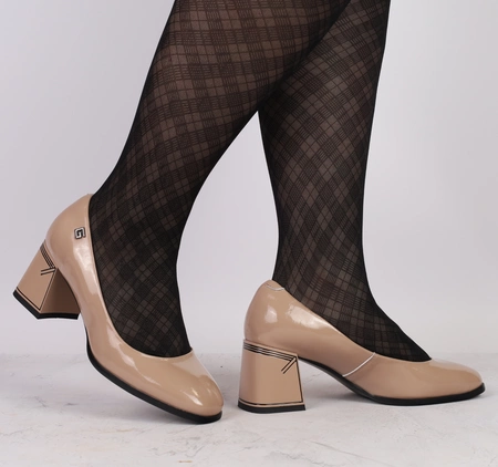 Beżowe lakierowane czółenka ze skóry naturalnej na wygodnym szerokim obcasie VINCEZA