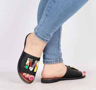 Eleganckie klapki damskie płaskie kolorową literą M Momy Jezzi