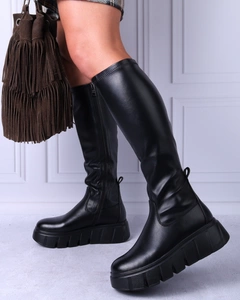 Czarne kozaki damskie na platformie z elastyczną dopasowaną cholewką Vinceza