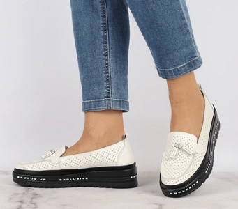 Modne skórzane mokasyny damskie z ażurową cholewką i pomponem  Jezzi