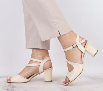 Eleganckie sandały ecri ze skóry naturalnej na wygodnym szerokim obcasie Polskie Gino Fabiani