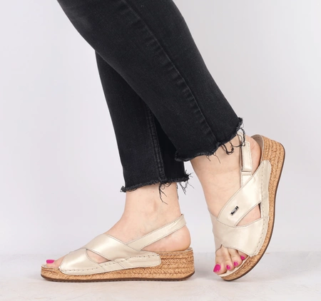 Złote eleganckie i wygodne sandały damskie na niskiej lekkiej koturnie HELIOS