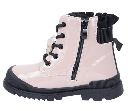 Beżowe lakierowane botki dziecięce dla dziewczynki na czarnej traperowej podeszwie Moss E