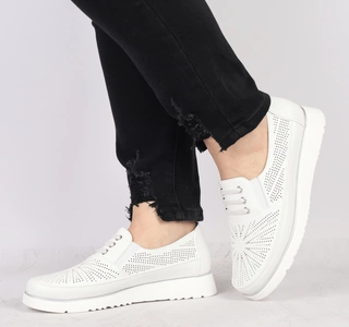 Białe dziurkowane półbuty damskie sportowo-eleganckie tenisówki UNISOFT
