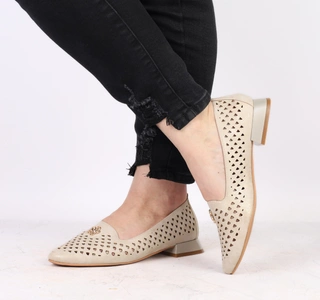 Złote czółenka eleganckie na płaskim obcasie z ażurową cholewką Jezzi