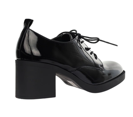 Czarne lakierowane półbuty damskie na obcadie i platformie sznurowane Jezzi