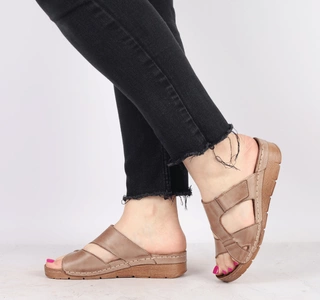 Brązowe klapki skórzane komfortowe na niskiej koturnie Gino Fabiani - Produkt Polski