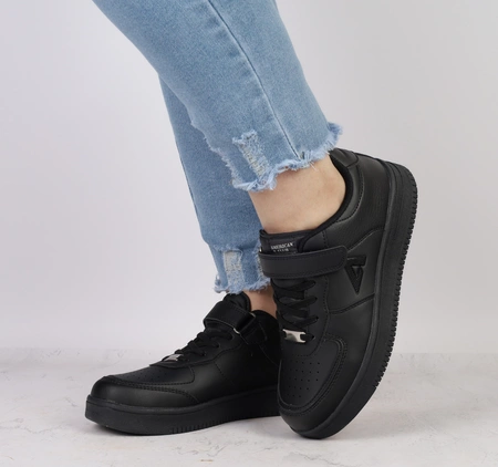 Czarne adidasy młodzieżowe na rzep ze skórzaną wkładką American Club