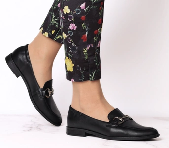 Czarne skórzane półbuty damskie płaskie eleganckie loafersy RYŁKO