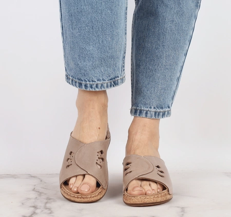 Skórzane klapki damskie brązowe na niskiej koturnie Helios