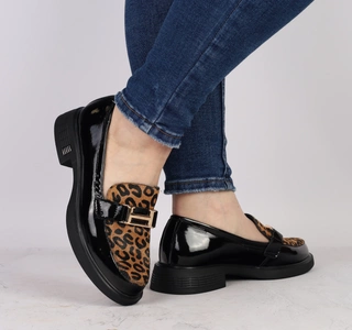 Czarne lakierowane mokasyny damskie z panterką loafersy VINCEZA
