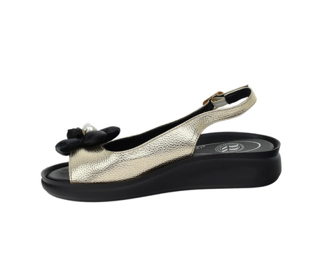 Złote eleganckie sandały płaskie z kwiatkiem i perłami Jezzi