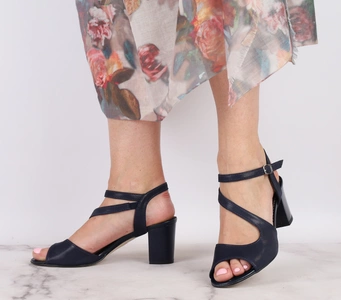 Skórzane granatowe sandały eleganckie na obcasie Polskie Gino Fabiani