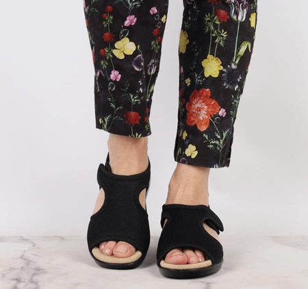 Czarne komfortowe płaskie sandały damskie z elastyczną cholewką Jezzi