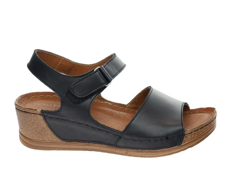 Czarne sandały damskie skórzane na niskiej koturnie szyte w Polsce Gino Fabiani