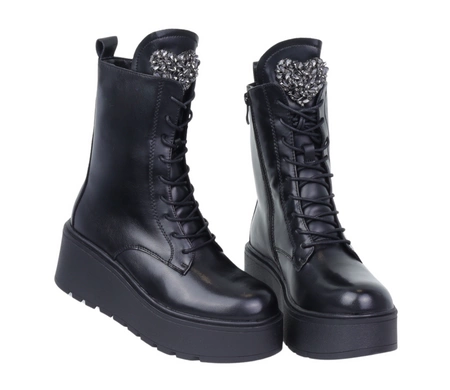 Czarne skórzane botki na platformie ocieplane z biżuterią Jezzi