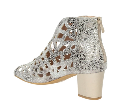 Złote sandały na obcasie zabudowane ażurowa cholewka do kostki Daszyński