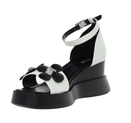 Modne sandały na koturnie z kwiatkami i zakrytą piętą Jezzi