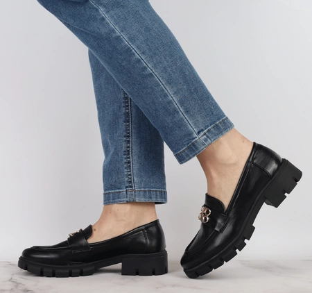 Czarne mokasyny damskie lordsy z klamrą Jezzi
