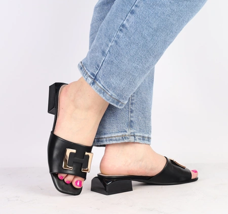 Czarne eleganckie klapki damskie z klamrą na niskim obcasie VINCEZA