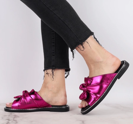 Błyszczące różowe klapki damskie płaskie z czarną wkładką Jezzi