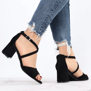 Czarne zamszowe sandały z paskami na krzyż Martina od Azali