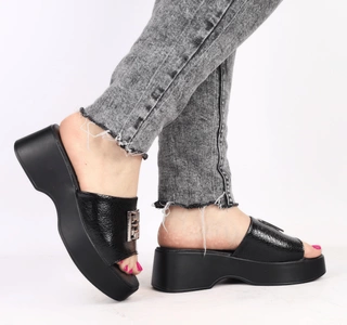 Czarne skórzane klapki damskie eleganckie na grubej platformie Vinceza