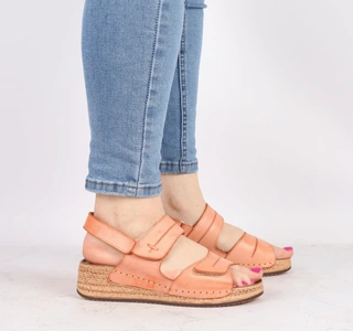 Pomarańczowe sandały damskie skórzane na regulowanych paskach Gino Fabiani