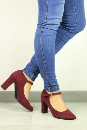 Czółenka zamszowe na obcasie z paskiem Azali