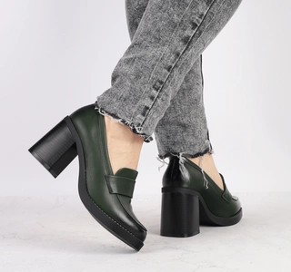 Ciemnozielone mokasyny damskie na obcasie i platformie Jezzi