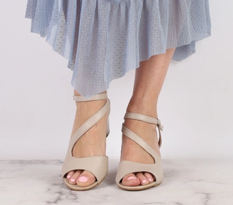 Skórzane sandały damskie z paskami wzdłuż stopy w kolorze cappucino Polskie Gino Fabiani
