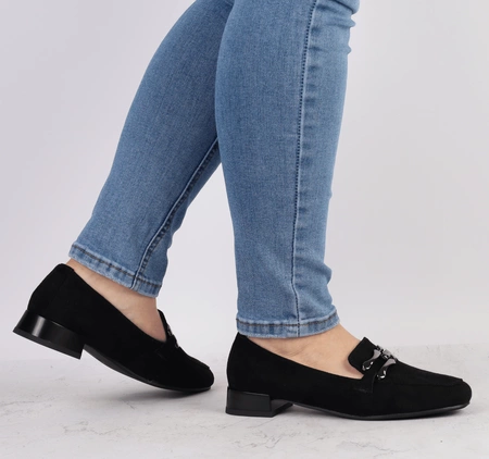 Czarne zamszowe półbuty damskie eleganckie na płaskim obcasie z klamrą Jezzi