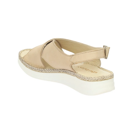 Skórzane sandały damskie zabudowane na płaskiej, lekkiej podeszwie Gino Fabiani