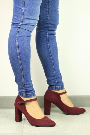 Czółenka zamszowe na obcasie z paskiem Azali