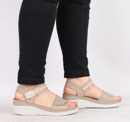 Jasnobrązowe sandały damskie skórzane na niskiej koturnie Gino fabiani