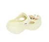 Piankowe klapki damskie zabudowane z ozdobioną cholewką crocsy NEWS