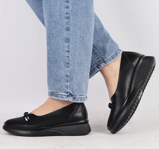 Wygodne czółenka czarne damskie z dziurkowaną cholewką VINCEZA