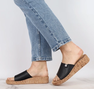 Skórzane czarne klapki na korkowej podeszwie Helios