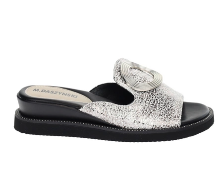 Srebrne eleganckie klapki damskie na niskiej koturnie Daszyński