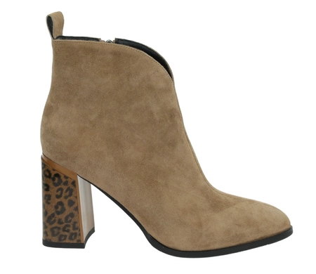 Beżowe zamszowe botki skórzane na wysokim obcasie w panterkę Gino Fabiani