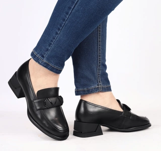 Czarne skórzane buty damskie eleganckie garniturowe loafersy Gino Fabiani