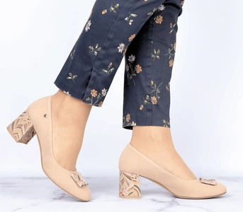 Beżowe czółenka eleganckie i komfortowe na niskim obcasie Jasmine od Azali