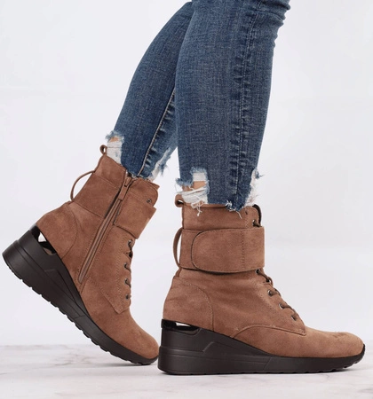 Zamszowe botki damskie na koturnie jesienno-zimowe Jezzi