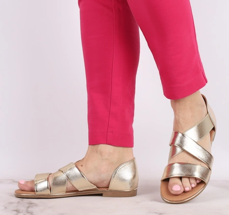Złote płaskie sandały damskie z gumkami na krzyż i zabudowaną piętą Jezzi